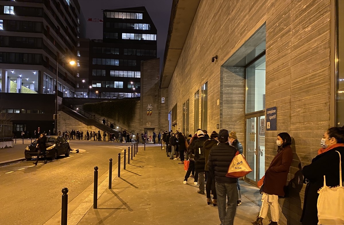 Studenti u Francuskoj u redovima čekaju pomoć u hrani