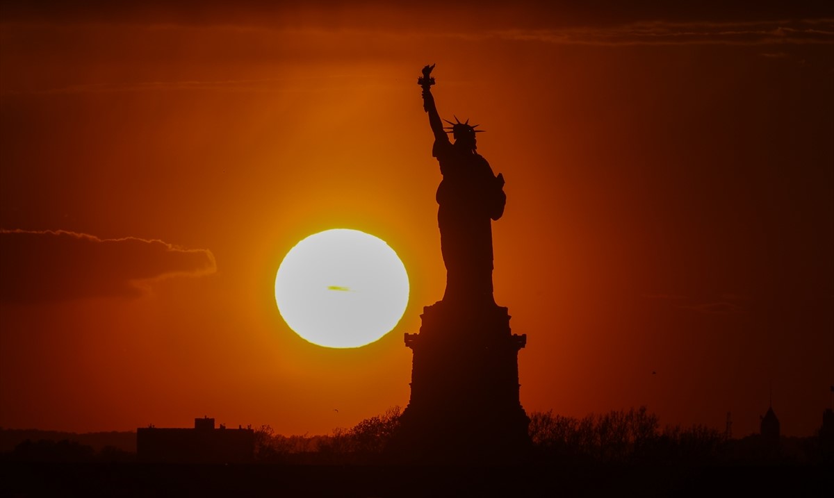 Zalazak sunca i polumjesec iznad Kipa slobode u New Yorku