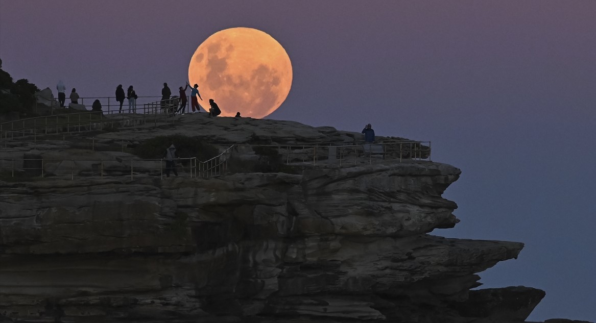 "Super cvjetni krvavi Mjesec" iznad plaže Bondi u Sydneyu
