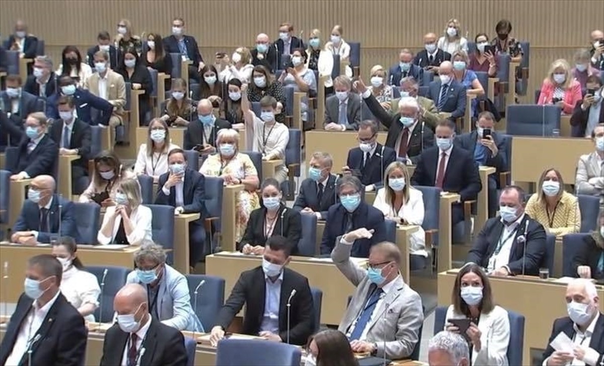 Parlament izglasao nepovjerenje vladi premijera Lofvena