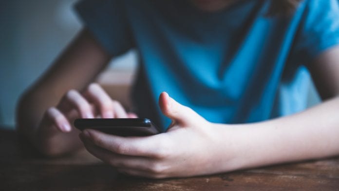 Trećina mladih pokazuje znake ovisnosti o mobitelima