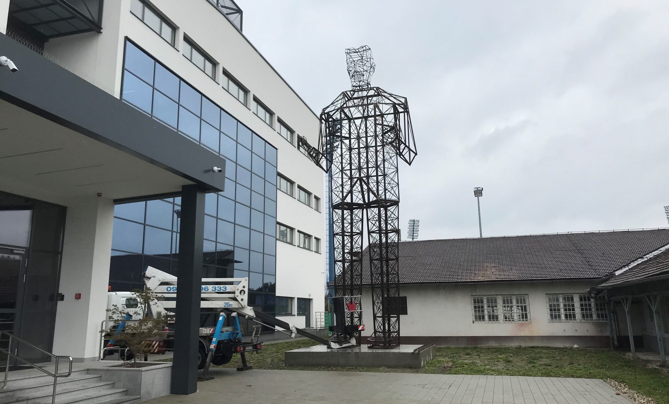 Najveća skulptura u svijetu posvećena Tesli postavljena u Varaždinu