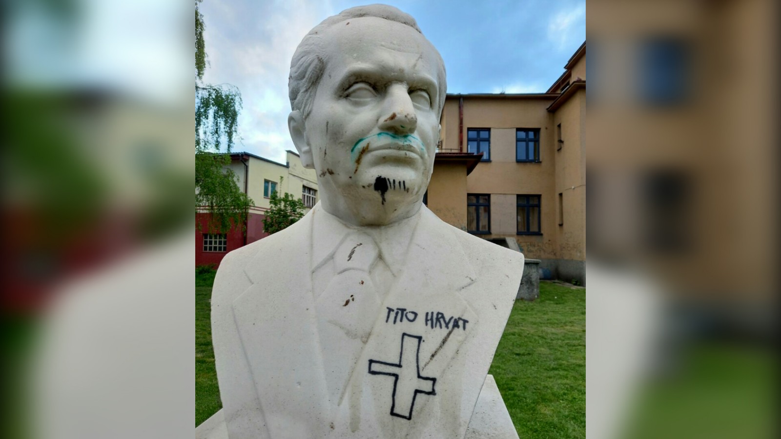 Oskrnavljena bista Josipa Broza Tita u Travniku