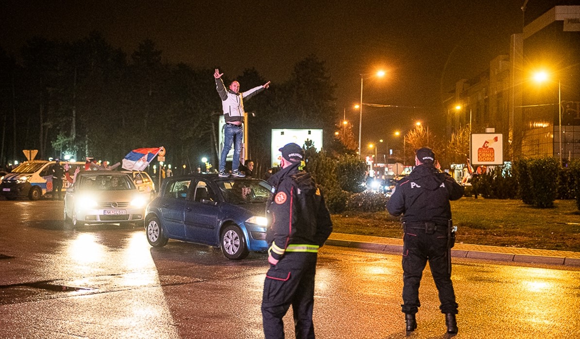 Pobjeda opozicije u Nikšiću proslavljena uz trobojke i pjesme o Kosovu