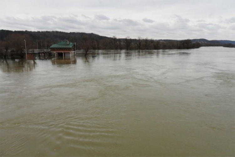 Una i dalje raste, nivo rijeke osam cm iznad kritične tačke u Bihaću