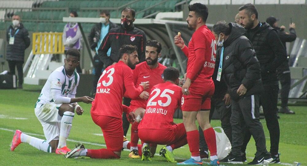 Utakmica zaustavljena kako bi fudbaleri mogli iftariti