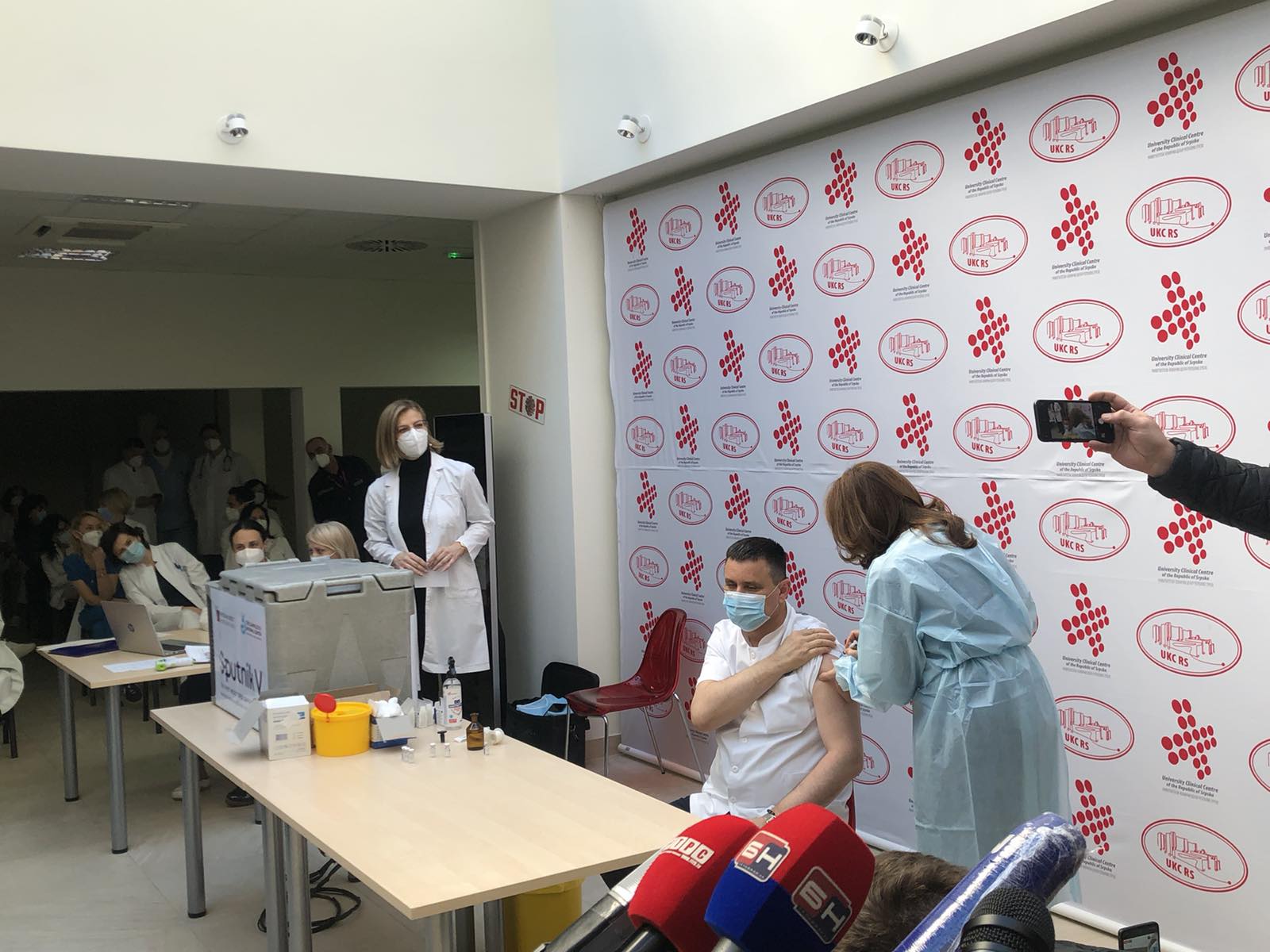 Prvu vakcinu protiv koronavirusa u BiH primio generalni direktor UKC RS