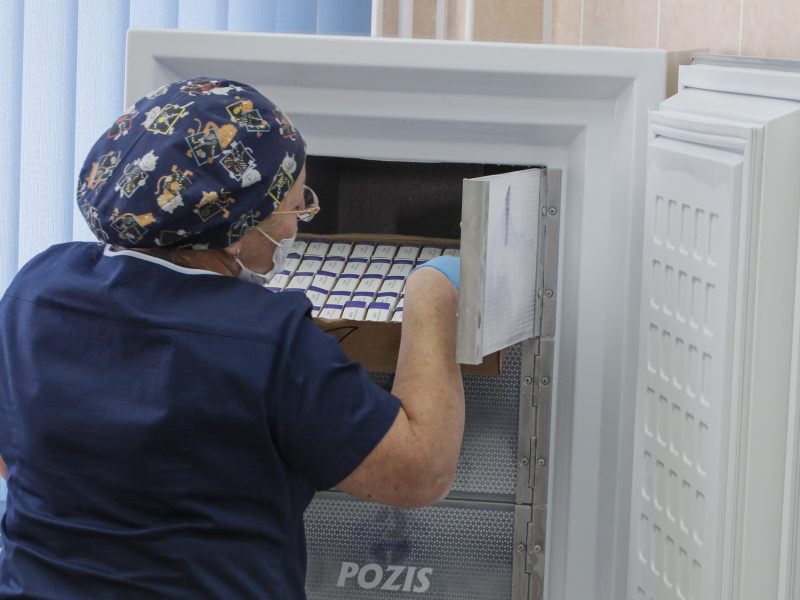 Kirgizija: Isključen frižider sa vakcinama da bi napunili mobilni telefon