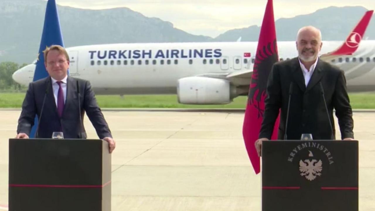 Tirana: Avion Turkish Airlinesa nakratko prekinuo obraćanje Varhelyija i Rame