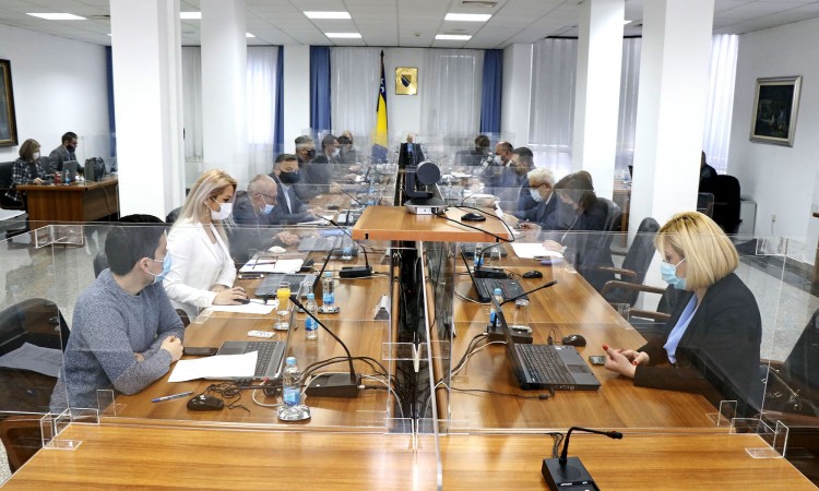 Vlada FBiH usvojila naredbe i preporuke Kriznog stožera