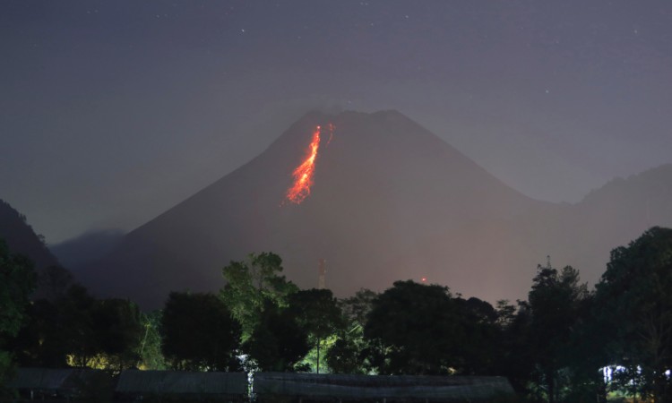 Eruptirala dva vulkana u Indoneziji