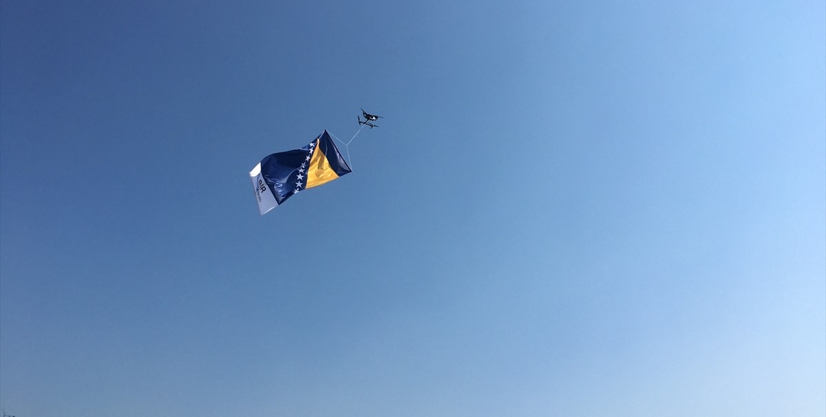 Državna zastava na nebu iznad Sarajeva