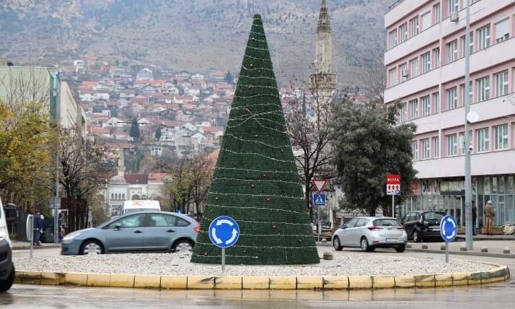 Započelo ukrašavanje ulica Grada Mostara za predstojeće blagdane