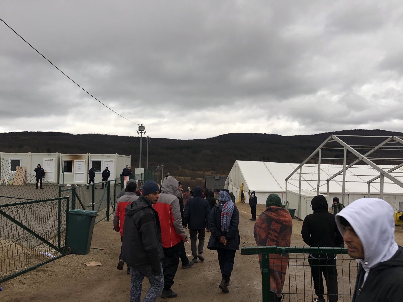 Više od hiljadu migranta dočekalo jutro u neuslovnom kampu "Lipa"