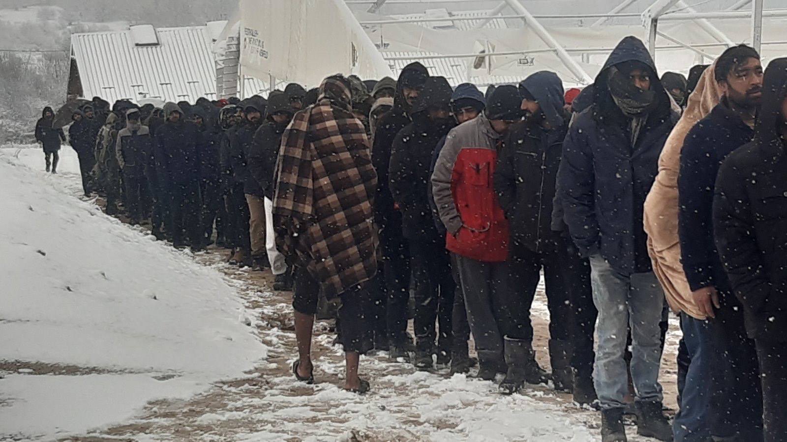 (VIDEO) Potresne slike iz Bihaća: Sve teži uvjeti za migrante