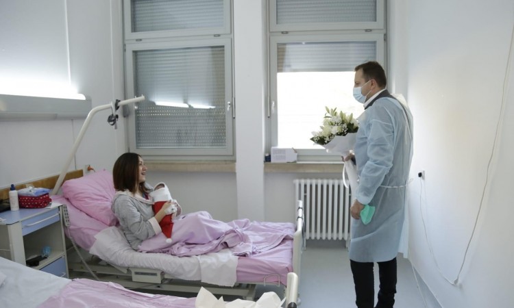 Sarajevski gradonačelnik darivao Merjem, prvorođenu bebu