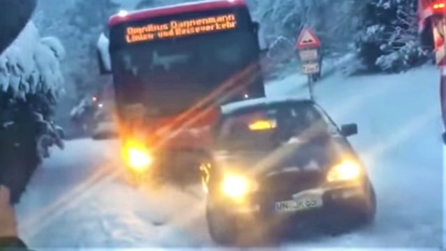 “Svemogući” Golf 3 povukao autobus uzbrdo po zaleđenoj cesti VIDEO