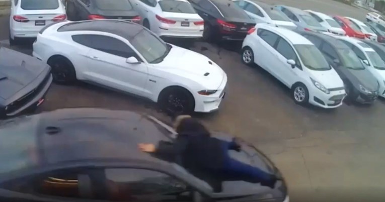 Došao kao kupac u salon, a na kraju ukrao BMW s prodavačem na haubi VIDEO