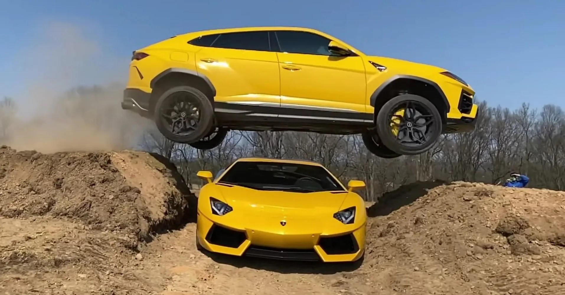 Youtuber svojim Lamborghini Urusom preskočio preko Aventadora