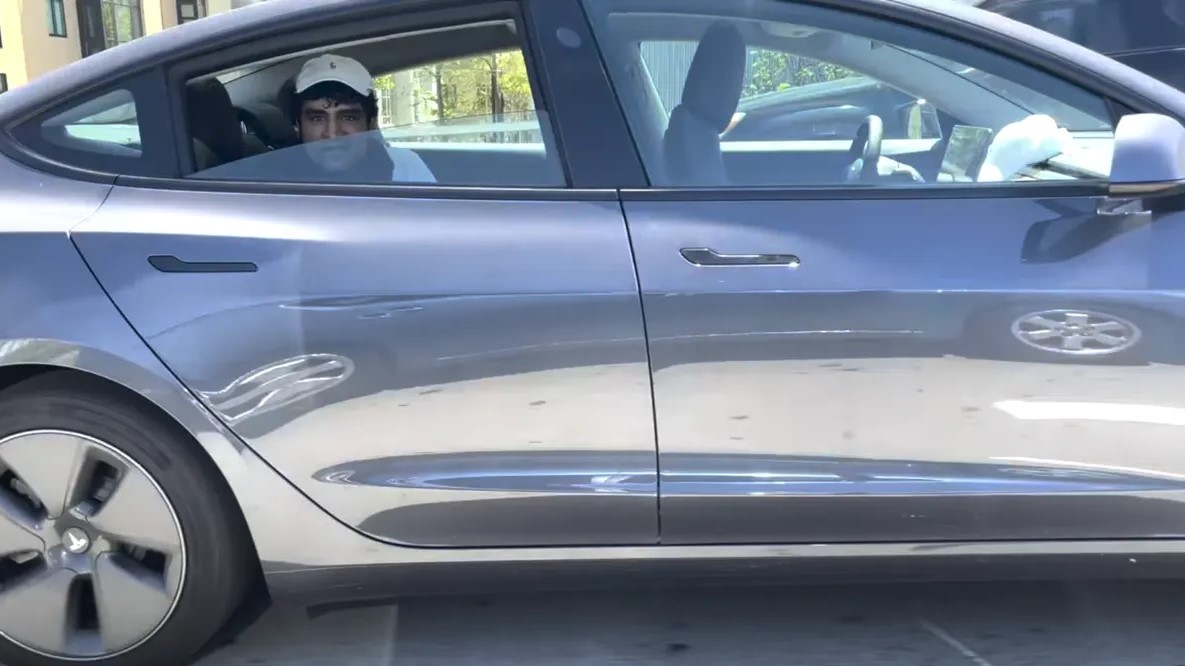 Uhapšen: Vozio Teslu sa zadnjeg sjedišta VIDEO