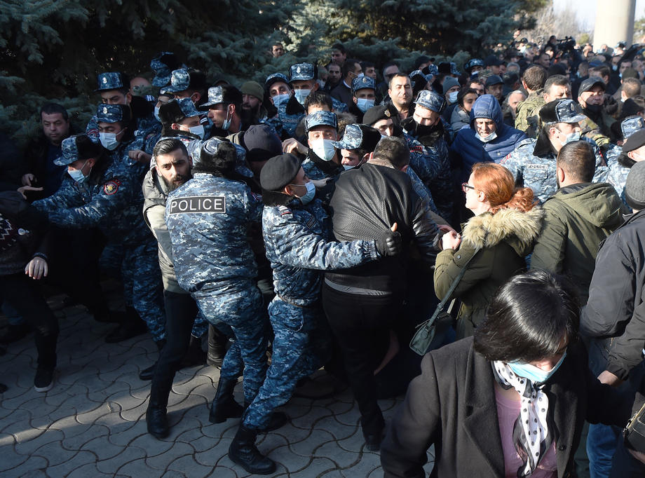 Koškanja pristalica i protivnika premijera Armenije tokom odavanja pošte poginulima