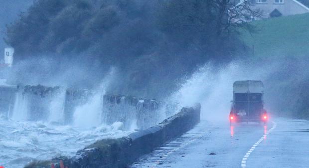 Irska: Zbog snažne oluje na desetine hiljada objekata bez električne energije