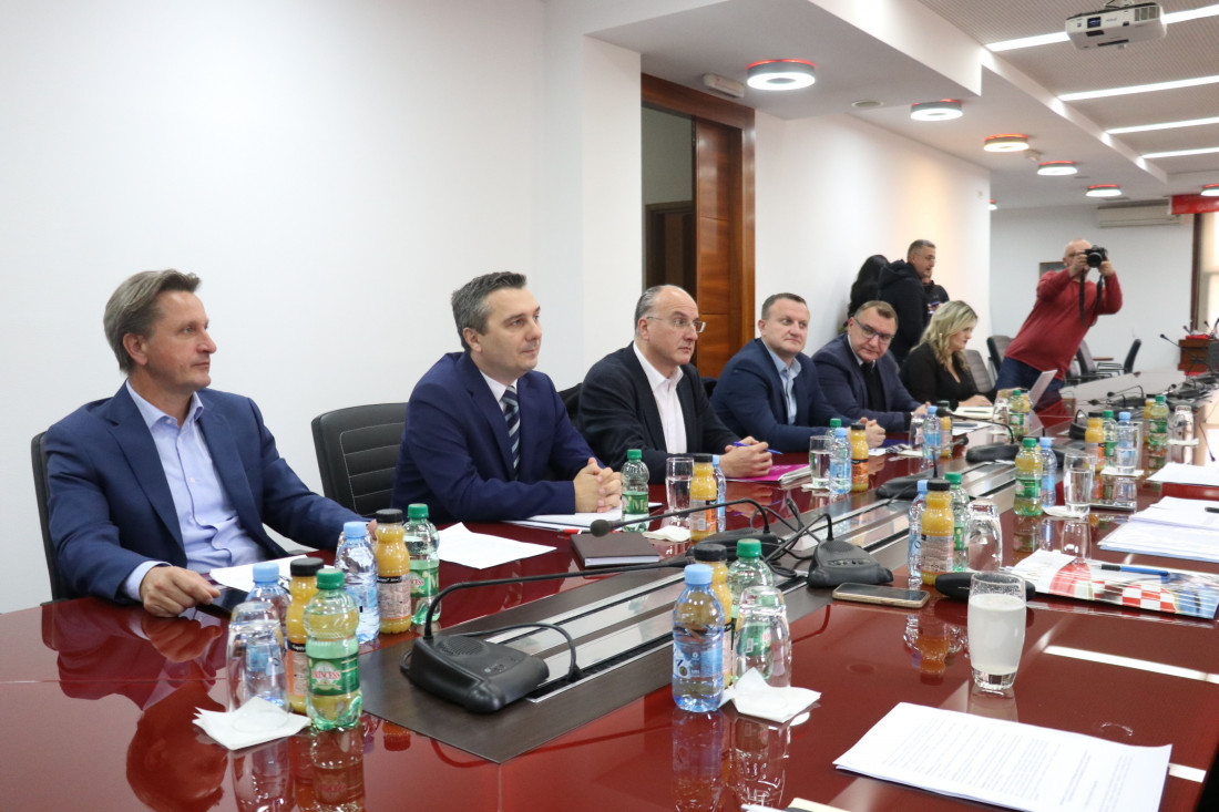 Delegacije osam stranaka okupljene na zajedničkom programu danas sa HDZ-om BiH u Sarajevu o programskim načelima za formiranje vlasti