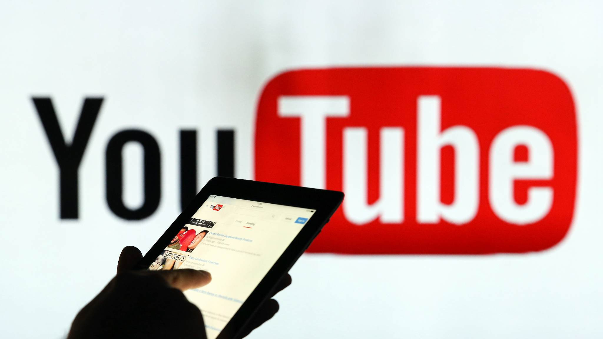 "YouTube" blokira kanale "Russia Todaya" i "Sputnika"