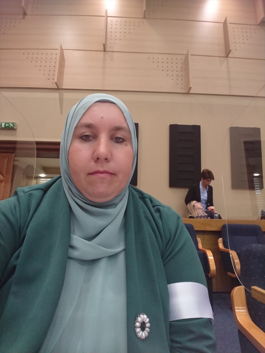 Begija Smajić na sjednici NSRS-a s bijelom trakom