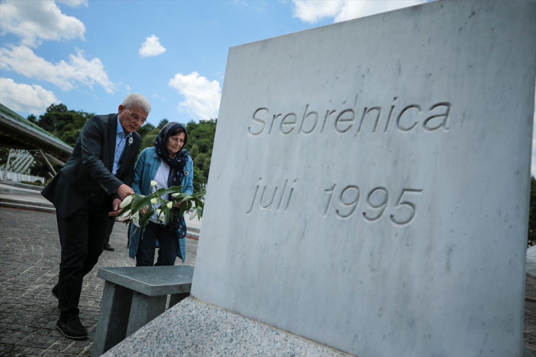 Džaferović položio cvijeće i odao počast žrtvama genocida