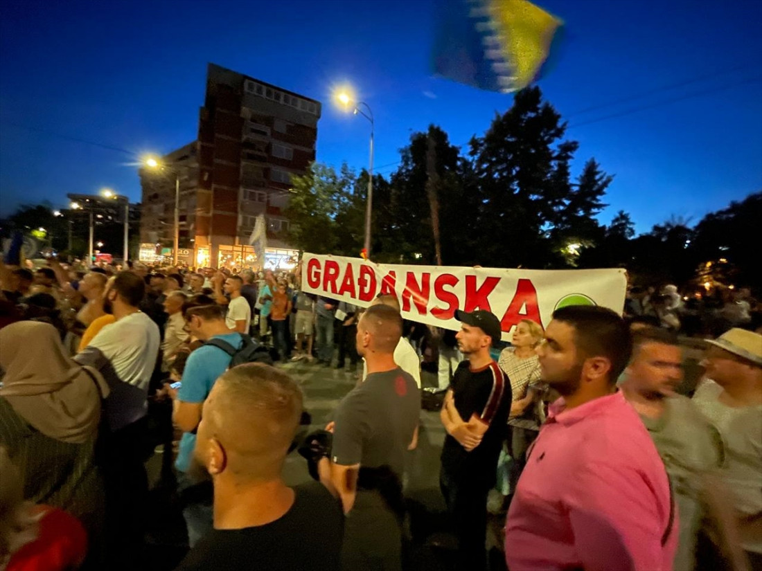 Na protestima ispred OHR-a bilo više od 7.000 građana, nastavak sutra