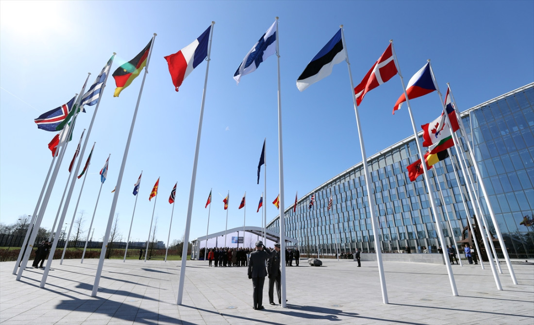 Zastava Finske podignuta na jarbol ispred sjedišta NATO-a u Briselu