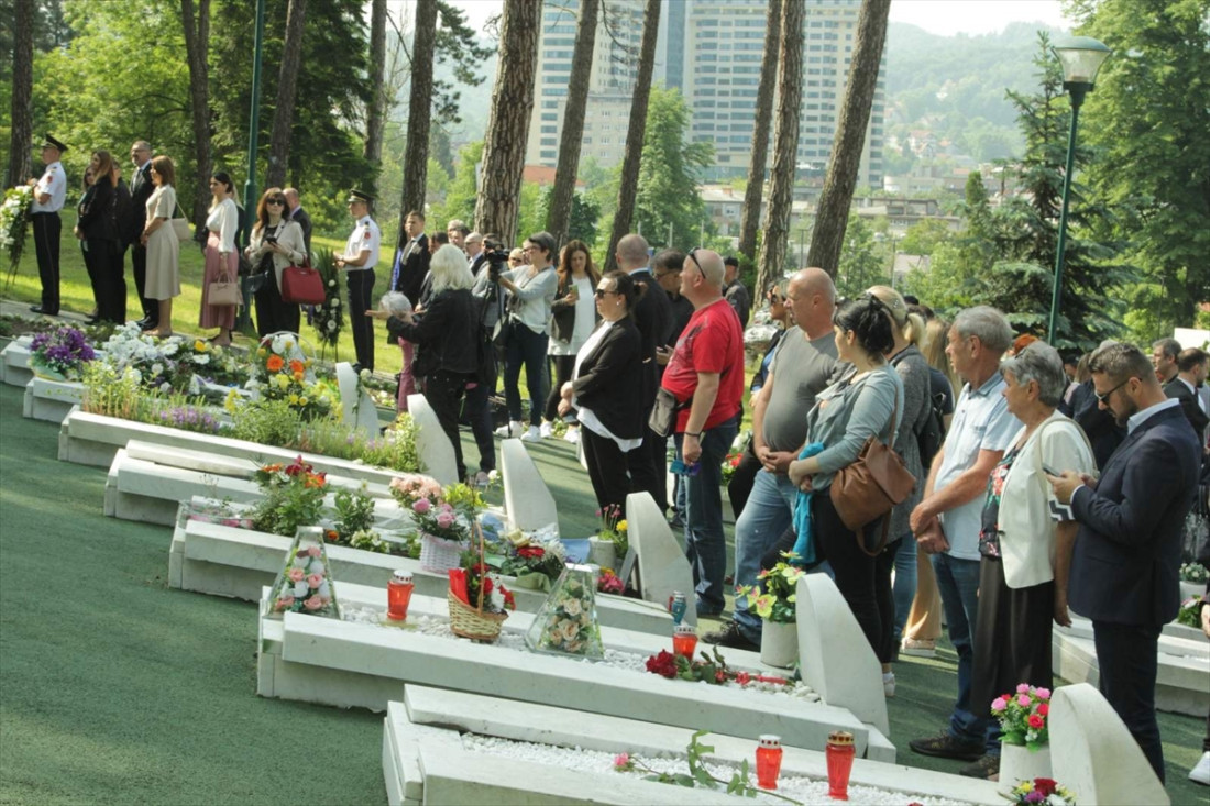 Prije 28 godina izvršen masakr nad tuzlanskom mladosti - 71 ubijeno i 200 ranjeno, prosječna dob ubijenih 24 godine