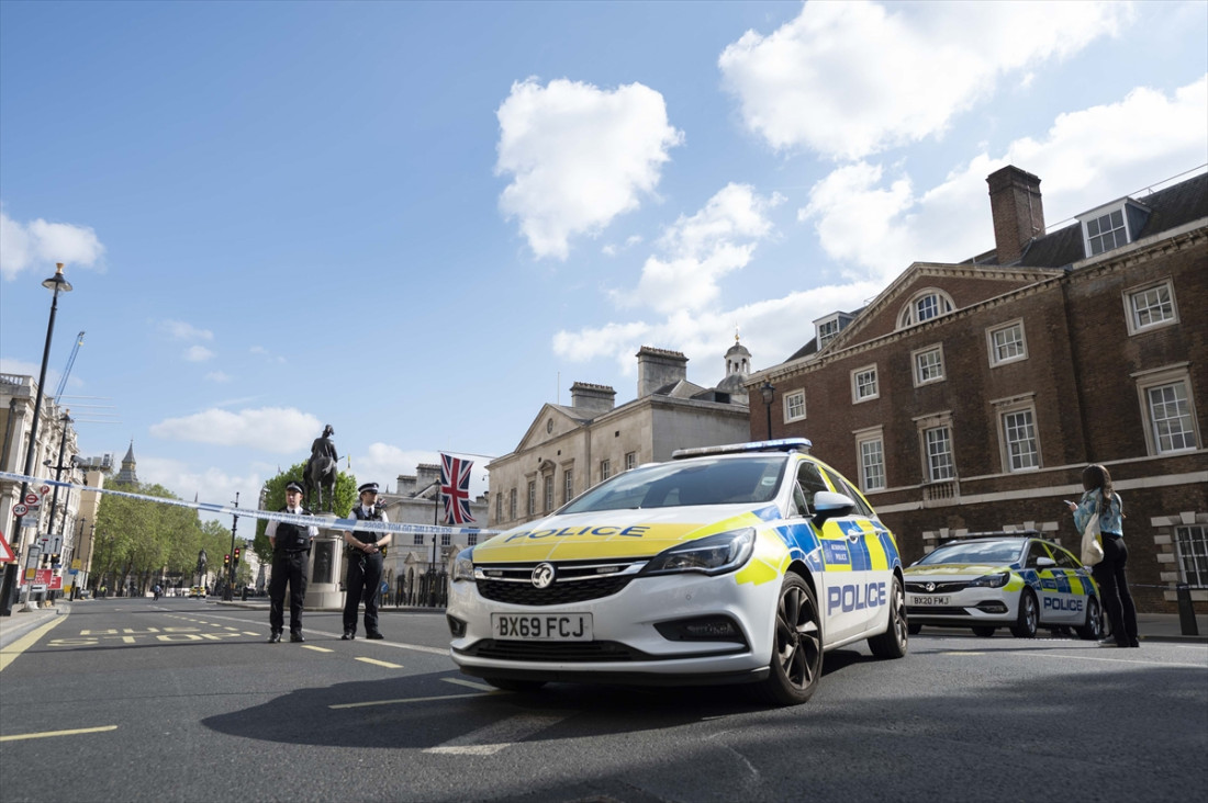 Uhapšena jedna osoba: Automobil udario u kapije Downing Streeta u Londonu