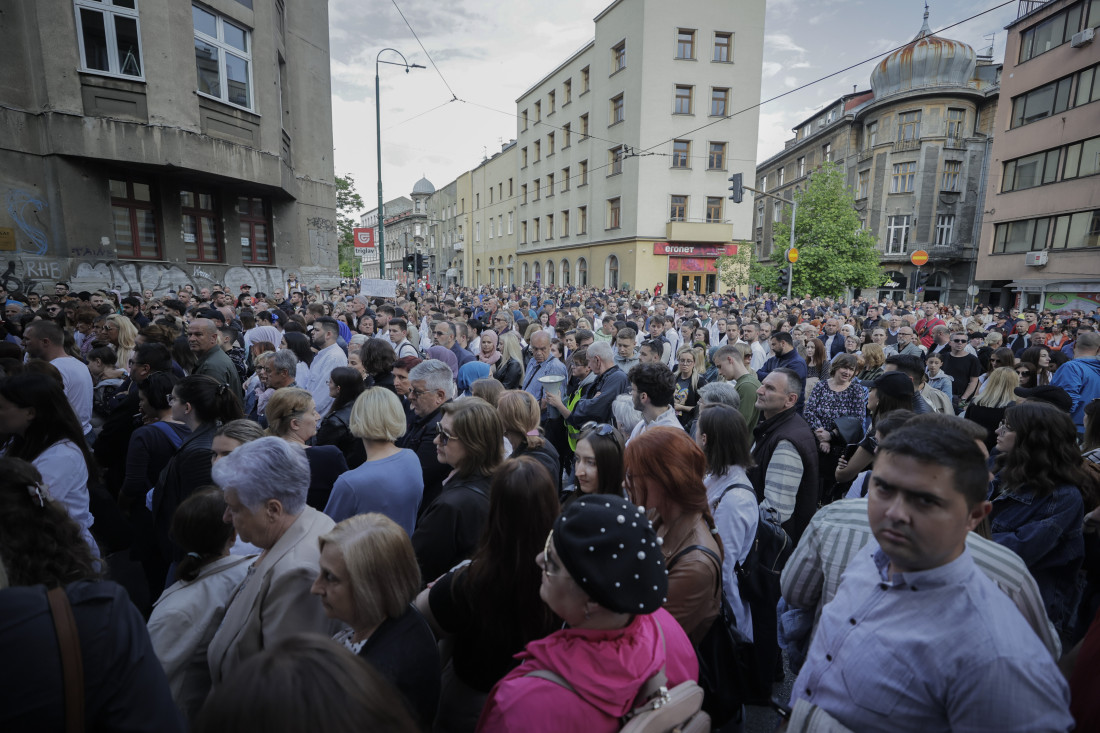Veliki broj građana se okupio na mjestu stradanja Azre Spahić