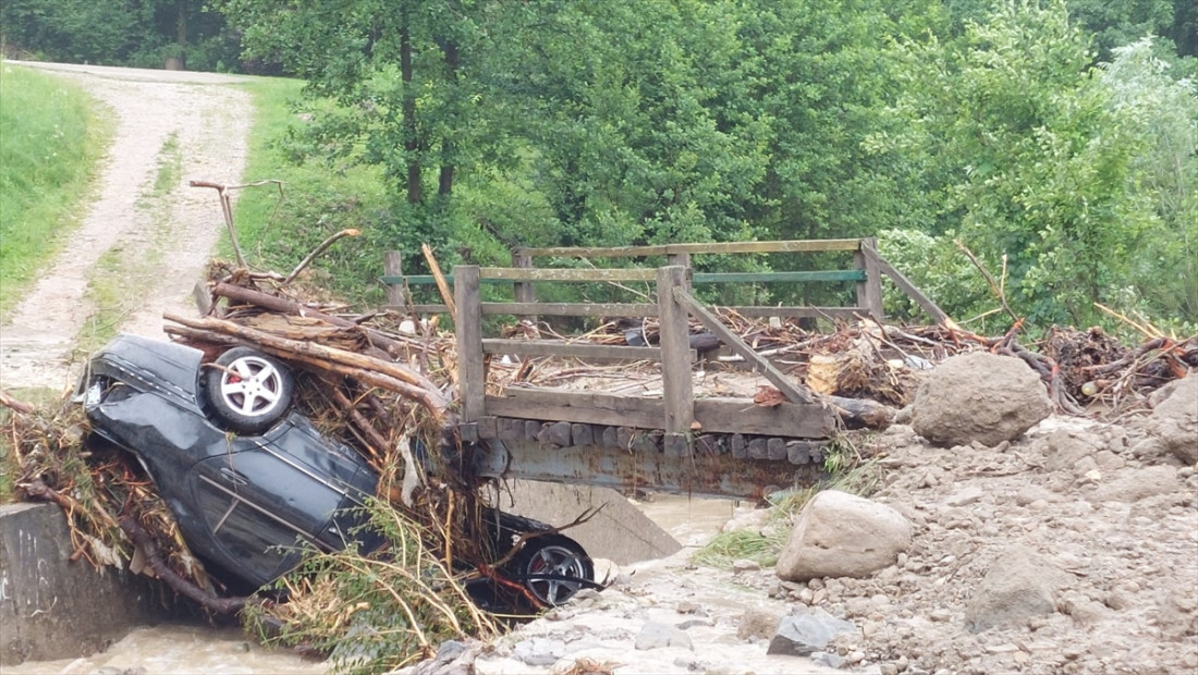 Ekipe civilne zaštite na terenu nakon bujičnih poplava u Sapni i Kalesiji