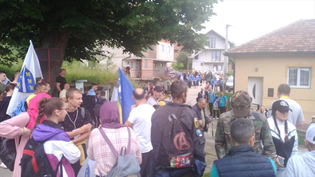 Stotine mještana krenulo "Putem spasa" prema Željeznom Polju
