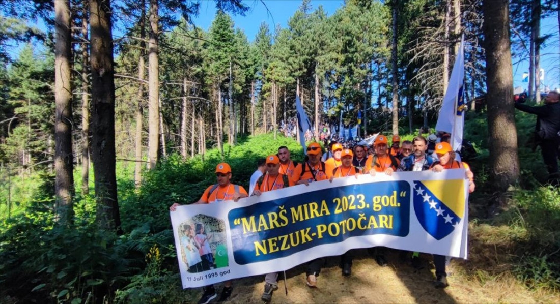 Krenuo Marš mira: Hiljade ljudi odaju počast žrtvama genocida u Srebrenici