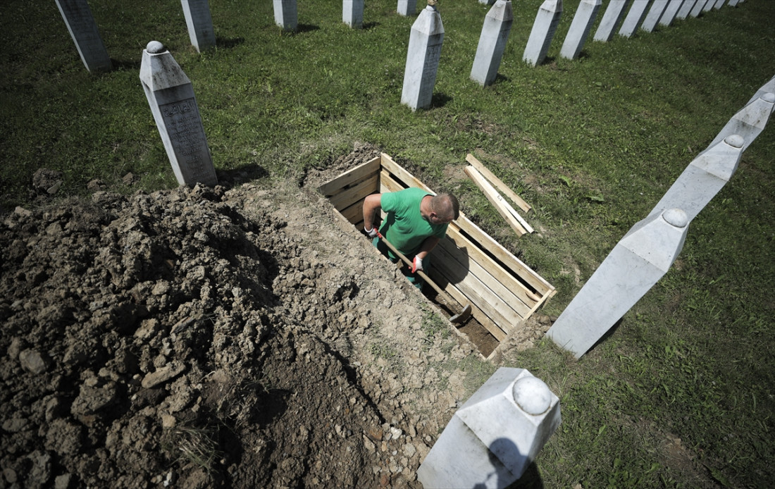 U Potočarima se završava kopanje mezara