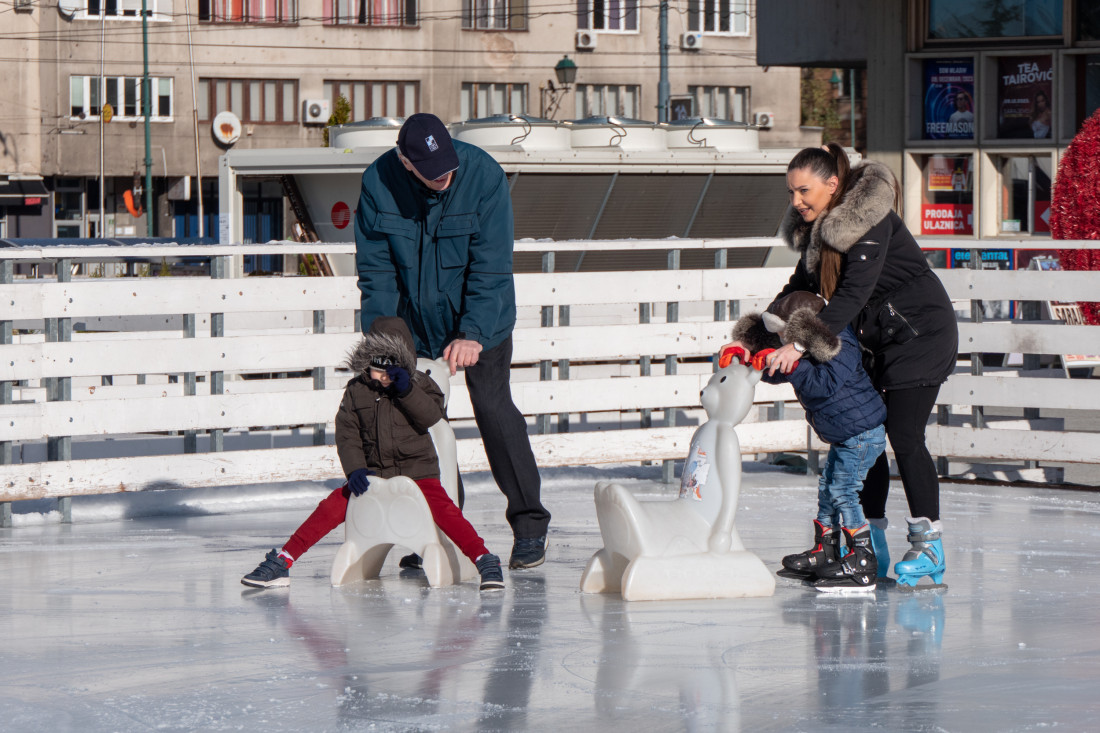 Bogat sadržaj za Sarajlije i goste: Na platou Skenderije otvorena “Zimska čarolija“