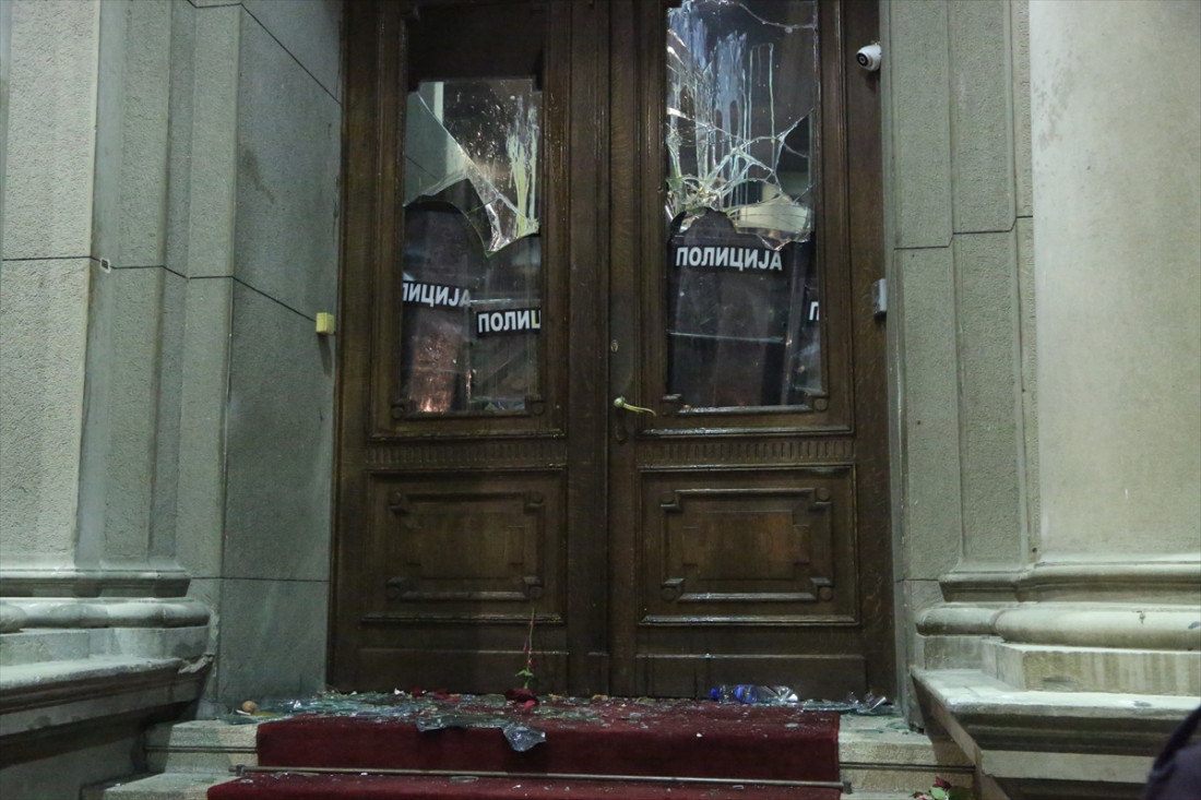 Protest opozicije u Beogradu: Demonstranti oštetili vrata Skupštine grada