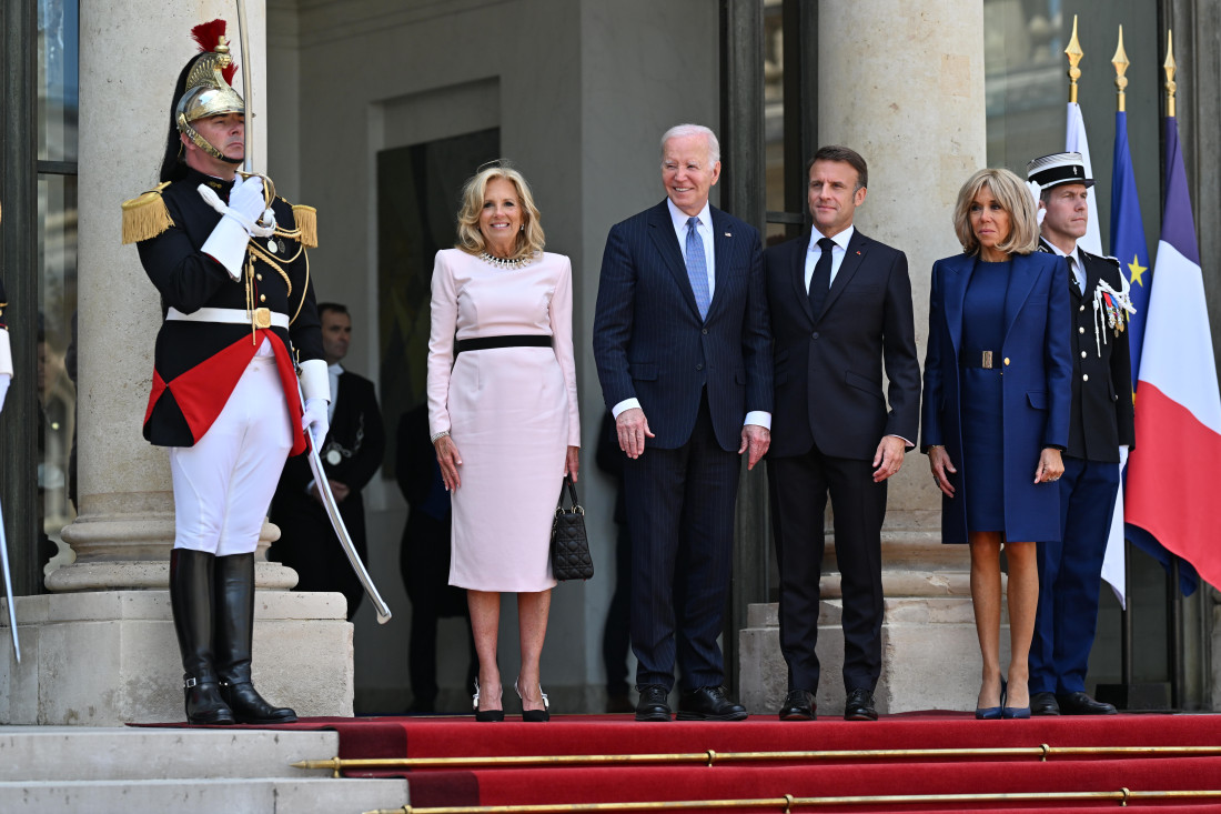 Macron dočekao Bidena ispred Jelisejske palate