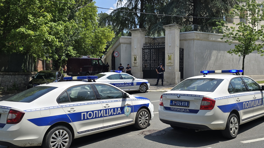 Srbija: Policajac ispred ambasade Izraela pogođen iz samostrijela