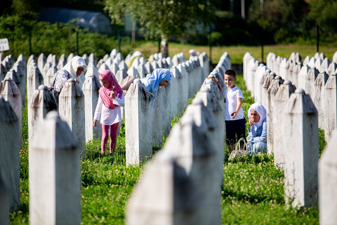 Djeca s porodicama u obilasku mezara u Potočarima
