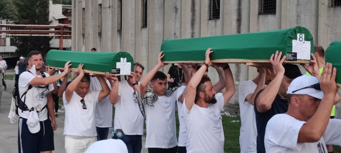 Tabuti 14 žrtava genocida u Srebrenici preneseni na rukama iz Fabrike akumulatora do Musale