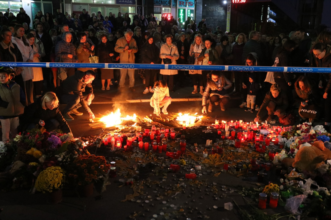 Novi Sad: Komemorativni skup žrtvama tragedije ispred Željezničke stanice