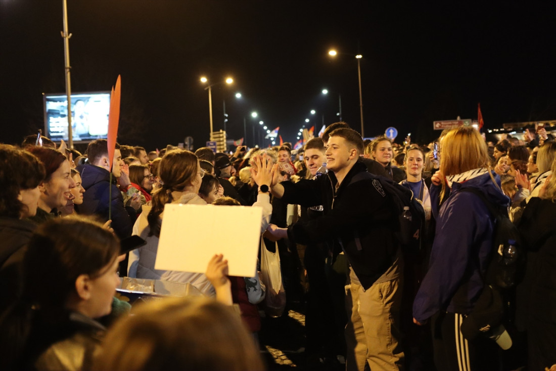 Studente koji su pješačili iz Beograda u Novom Sadu dočekalo hiljade građana