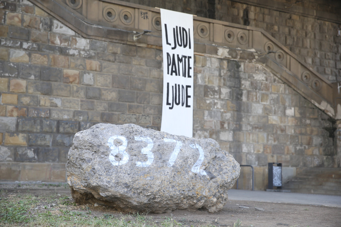 Kamen-spomenik "8372" posvećen Srebrenici postavljen u Beogradu