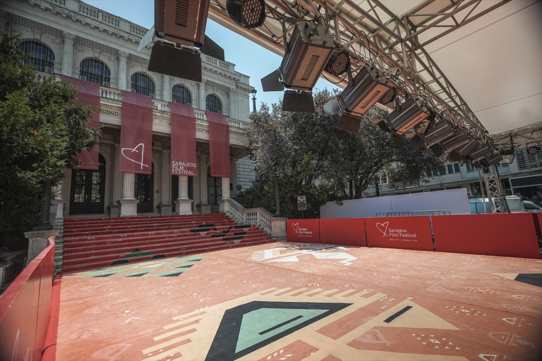 Sarajevsko vrijeme 31. SFF: Ispred Narodnog pozorišta zablistao "crveni ćilim"