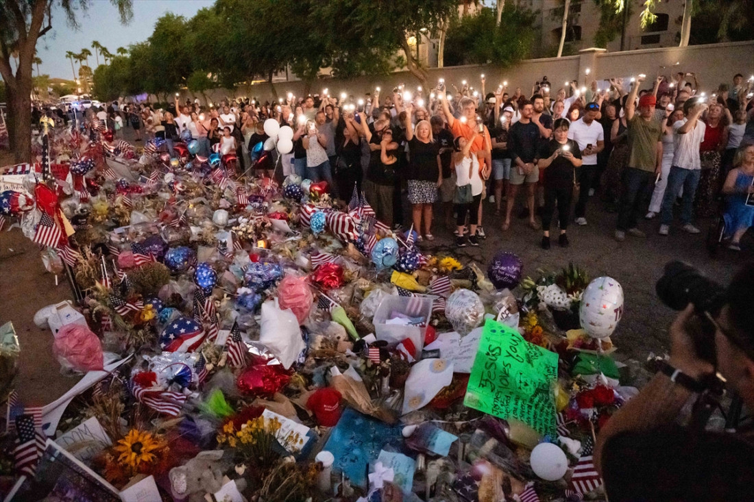 Komemoracija za Charlieja Kirka u američkom Phoenixu